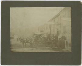 People and a horse-drawn carriage in front of the Summit House in Montezuma