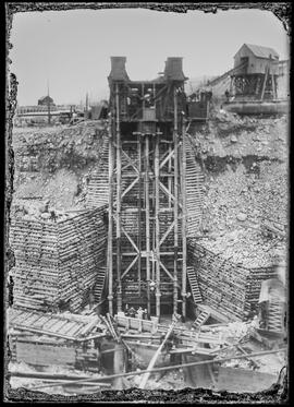 Evans hydraulic elevator system at the Gold Pan pit