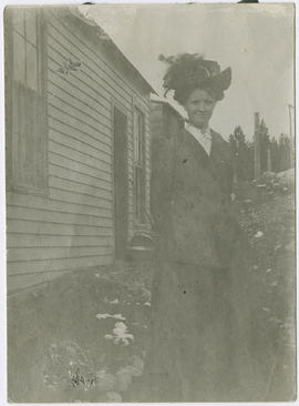 Lizzie (Dusing) Tubbs poses outside Minnie Thomas' house in Breckenridge