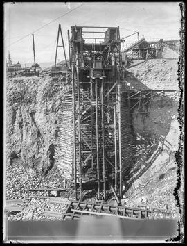 Evans hydraulic elevator system at the Gold Pan pit